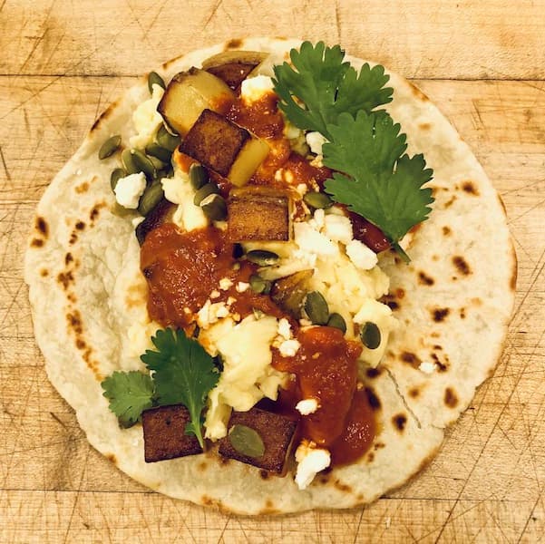 Breakfast Burrito con Salsa Roja